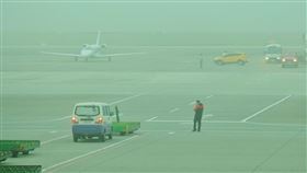 澳洲來台男大生老鼠藥中毒  3日清晨搭乘專機返國24歲澳洲男大學生艾力克斯．蕭里疑因接觸滅鼠藥住院治療，經過家屬募資，3日清晨由救護車送往停放在機坪上的醫療專機旁，並由隨行人員協助登機，專機在5時50分起飛返回澳洲。中央社記者吳睿騏桃園機場攝  112年5月3日