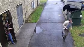 美國小學垃圾箱有黑熊出沒，嚇得校長拔腿就跑（圖／翻攝自臉書）
https://www.facebook.com/ncboe1/videos/6097421467010398