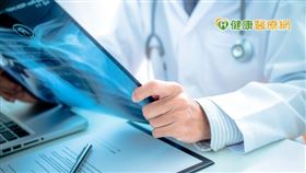 針對小細胞肺癌有化學治療、免疫治療、放射治療等，這三種治療如何運用在小細胞肺癌上？