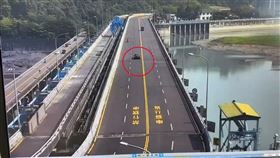 集集攔河堰，開車逆向撞飛女騎士，慘死，機車磨地拖行燒成火球，監視器畫面(圖／翻攝畫面)