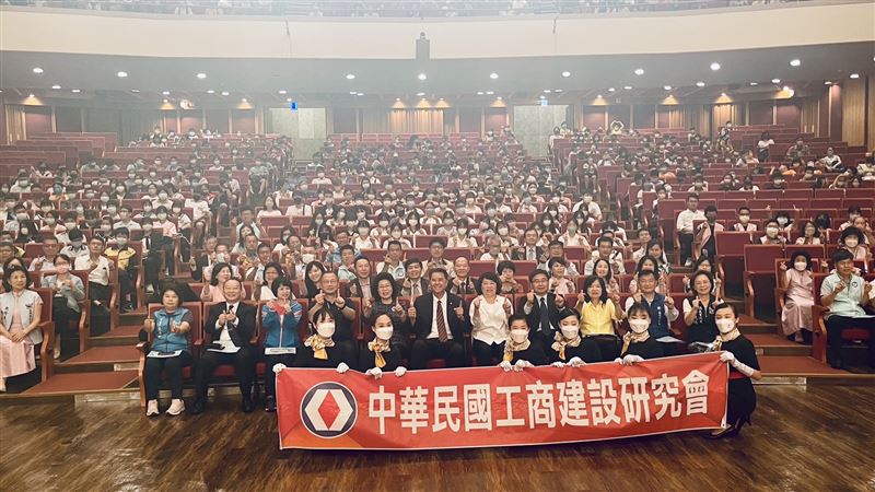 工商建研會送暖到嘉義！黃敏惠助送獎學金