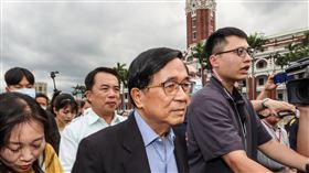 陳水扁向總統府提出請願（3）前總統陳水扁（前中）2日赴總統府提出生平第一次的請願，希望關注選罷法修正草案，對輕判、准予緩刑、得易科罰金的洗錢罪被告，思考是否有必要褫奪參政權終身的違憲爭議問題。中央社記者鄭清元攝  112年5月2日