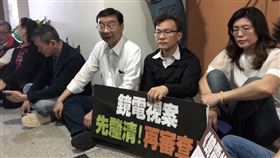 國民黨團NCC主委室前靜坐 要求停止審查鏡電視案國民黨立法院黨團3日上午到NCC前抗議，隨後進入NCC大樓，要求NCC停止審查鏡電視案，並在NCC主委室前靜坐。中央社記者蘇思云攝  112年5月3日