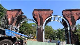 苗栗三義，龍騰斷橋，魚藤坪斷橋，加固工程，鋼構支架加固，被嫌突兀(圖／翻攝畫面)