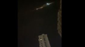 ▲中國驚現不明飛行物！「一串發光UFO」夜空飆速　目擊者嚇：降落中（圖／翻攝自微博）
