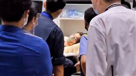 澳洲來台男大生老鼠藥中毒  3日清晨搭乘專機返國來台灣當交換生的澳洲大學生蕭里，疑因接觸滅鼠藥住院治療，經由家屬透過群眾募資平台募得回澳洲的醫療專機費用，專機2日下午抵台，蕭里在3日清晨5時50分搭專機返回澳洲。（翻攝畫面）中央社記者吳睿騏桃園機場傳真  112年5月3日