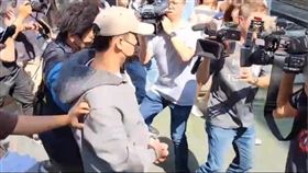 旭仁會會長瘋狗偉被逮，全案依照恐嚇取財、組織罪移送台北地檢署。（圖／楊佩琪攝影）