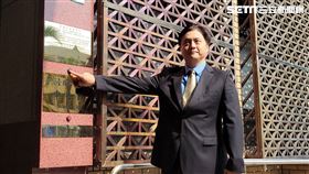 ▲泰山公司董事詹皓鈞在律師陪同下，赴台北地檢署遞狀告發刑事局林姓隊長及市場派龍邦董事長劉偉龍。（圖／記者楊佩琪攝）