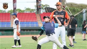 ▲施子謙在花蓮指導學生選手。（圖／統一獅球團提供）