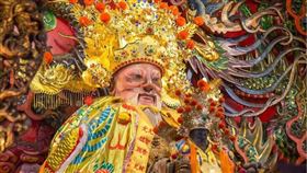 ▲正殿安立的土地公也受到乾隆皇帝褒封，賜予金冠與龍袍（圖／翻攝自車城福安宮開基福德正神祖廟臉書專頁）