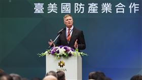 美退役中將魯德出席台美國防產業合作論壇前美軍太平洋陸戰隊司令、退役中將魯德（Steven Rudder）3日出席台美國防產業合作論壇表示，美台終極目標就是共同操作（共同作戰圖像整合），進行不同任務可透過同樣的自動化指揮系統（C4ISR）溝通協調，鏈結網路武器系統。中央社記者王飛華攝  112年5月3日