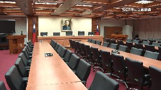 烈日下等申辦護照！綠委：讓民眾到立院坐