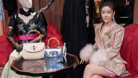 蔡天鳳母親曾曬出女兒的奢華衣帽間，連房產證件都入鏡。（圖／翻攝自蔡天鳳IG）