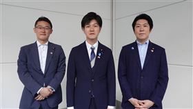 日本自民黨青年局訪台 關注台海局勢與經濟交流日本自民黨青年局長鈴木憲和（中）3日率團訪台。團員包括眾議員藤原崇（左）、參議員佐藤(啟)（右）等。將針對台海局勢、經濟等議題與台灣政要交換意見。中央社記者楊明珠東京攝 112年5月3日