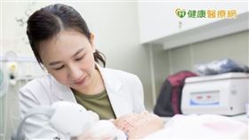 醫美診所院長沈若蘭，不藏私分享寵愛媽咪美麗秘密。