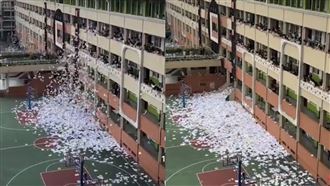 成功高中畢業考完！「集體丟書下樓」狂歡