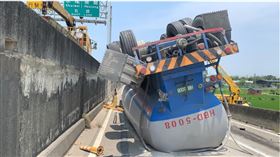 西濱台61線，苗栗竹南，槽車失控翻覆，機車道(圖／翻攝畫面）