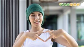 「術前輔助性治療」在手術前以化療搭配標靶，將腫瘤縮小，即可縮小手術範圍，對於患者維持身心健康與術後乳房外觀維護相當有助益。