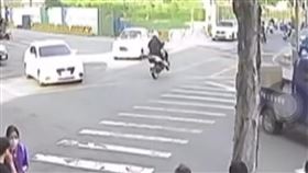 翹孤輪，撞BMW,甩帥，摔車(圖／翻攝自臉書爆料公社)