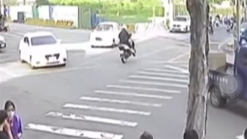 狂男翹孤輪下1秒撞車　網笑翻：挑貴的撞