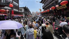 五一假期出遊  上海豫園出現大量人潮中國「五一」連假，各地出現出遊人潮，上海熱門景點豫園出現大量遊客，擠得水洩不通。中央社記者吳柏緯上海攝  112年4月30日
