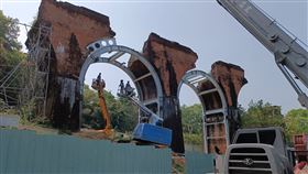 苗栗縣定古蹟魚藤坪斷橋（龍騰斷橋）因結構裂縫錯移，有大面積崩塌之虞，縣府緊急以鋼構支撐加固卻遭質疑突兀。（圖／翻攝自曾玟學臉書）