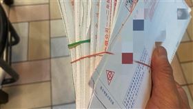 原PO有一大疊股東會通知書。（圖／翻攝自爆廢公社二館 臉書）