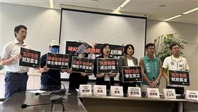 人本教育基金會要求二度遭罰不適任教師退出校園人本教育基金會中部辦公室4日上午在台中市議會民進黨團辦公室舉行記者會，要求被二度開罰兒虐的不適任教師退出校園，應終身解聘，維護學生就學權益。中央社記者趙麗妍攝  112年5月4日