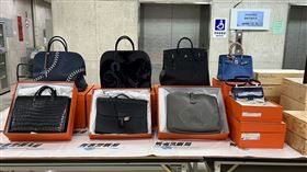 不動產借貸平台imB涉嫌吸金25億，負責人曾耀鋒、張淑芬情侶被捕，刑事局在曾耀鋒家中查扣48個愛馬仕名牌包、名酒及藝術收藏品。（圖／記者李依璇攝影）