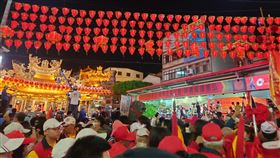 台中大甲鎮瀾宮媽祖遶境，吸引許多民眾參與。（圖／東方線上提供）