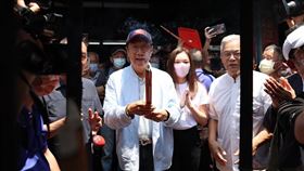 郭台銘到竹山紫南宮參拜。(圖/郭台銘辦公室提供)