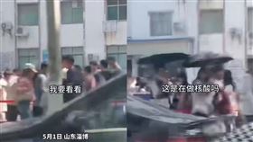 女童看見某間爆紅燒烤店的排隊人潮。（圖／翻攝自Twitter）