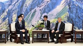 行政院長陳建仁今(4)日下午接見「日本自民黨青年局長鈴木憲和」一行。（圖／行政院提供)