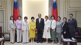 游錫(方方土)接見日本跨黨派女性議員日本參議員山東昭子（左4）率團訪台，訪團成員包括參議員舟山康江（左3）、今井繪理子（左）及眾議員島尻安伊子（左2）等跨黨派女性國會議員。圖為立法院長游錫(方方土)（左5）4日在立法院接見，並合影留念。中央社記者徐肇昌攝  112年5月4日