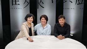 鄭有傑（右）又會演又會導，與嚴藝文聊起演技。（圖／鏡電視提供）