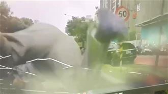 騎士未依二段式左轉被撞噴飛　驚悚畫面曝