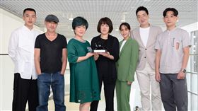 《無法離開的人》莊岳（左起）、林鉅、潘麗麗、陳芯宜導演、黃姵嘉、許時豪、陳家逵。（圖／北師美術館提供）