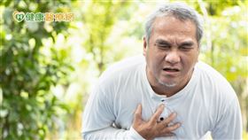 糖尿病的58歲王先生，因為走路感到氣喘吁吁，下肢還會水腫，體重也逐漸增加，轉介至腎臟科就診，發現王先生尿液泡沫多，腎功能變差造成水分滯留，心臟也有衰竭現象。