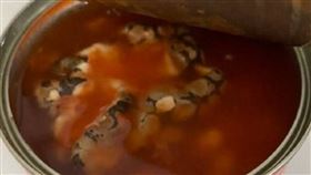 小扁又是你？妹子一開罐頭驚見「完整蛇屍」嚇傻了