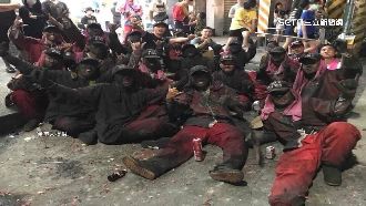 迎媽祖炸轎吃炮！超狂「炮灰人」洗3次澡