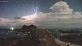 奇景！台東夜空驚見「藍閃電」驚鴻一瞥　網：會不會是媽祖顯靈？