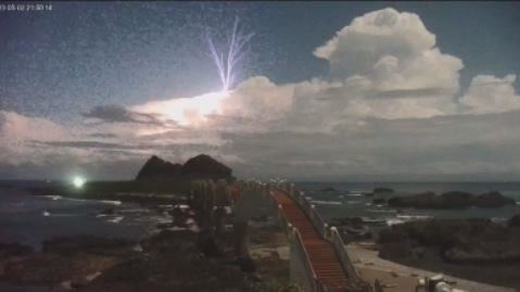 奇景！台東夜空「藍閃電」　網：媽祖顯靈
