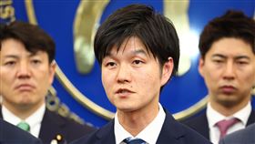 鈴木憲和表達協助台灣加入CPTPP立場日本自民黨青年局局長鈴木憲和（前）率團訪台，4日在外交部出席記者會，接受聯訪時他表達願協助台灣加入CPTPP的立場。中央社記者王騰毅攝  112年5月4日