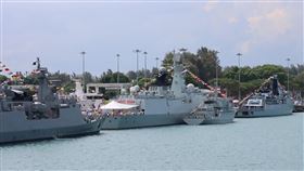 海防展新加坡登場 共軍玉林艦、赤壁艦參展 亞洲國際海事防務展3日至5日在新加坡舉行，中國人民解放軍派出海軍飛彈護衛艦玉林艦（中）、獵掃雷艦赤壁艦參展。中央社記者侯姿瑩新加坡攝  112年5月4日