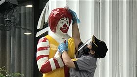泰國爆發第2波疫情 曼谷等地被列為紅區泰國爆發第2波疫情，首都曼谷在內的28個府被列為疫情高度控制的紅區。圖為速食店員工清潔消毒麥當勞叔叔雕像。中央社記者呂欣憓曼谷攝  110年1月6日