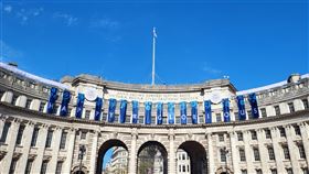 英王查爾斯三世6日加冕  準備工作緊鑼密鼓進行英王查爾斯三世加冕典禮6日舉行，各項準備工作緊鑼密鼓進行。圖為白金漢宮前林蔭大道盡頭的海軍拱門（Admiralty Arch），上頭拼字裝飾取自英國國歌「天佑吾王」歌詞「孚民望，心歡暢」（Happy and glorious）。中央社記者陳韻聿倫敦攝  112年5月5日