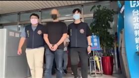 黃姓男子捲入賭債糾紛，遭美鷹會派人當街擄走。（圖／翻攝畫面）