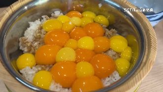 巨無霸豬油拌飯加30顆蛋黃　饕客：很幸福