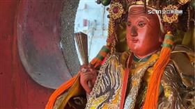 ▲土地婆手持摺扇可斬爛桃花。（示意圖／翻攝自三立新聞網）