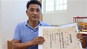 發現82年前畢業證書  蘇澳鎮公所盼物歸原主宜蘭縣蘇澳鎮公所近日發現一張已有82年歷史的畢業證書，清楚載明民眾「林玉魁」在昭和16年（西元1941年）畢業於蘇澳公學校。蘇澳鎮長李明哲（圖）5日表示，盼各界能提供線索，幫助這份畢業證書物歸原主。（蘇澳鎮公所提供）中央社記者王朝鈺傳真  112年5月5日